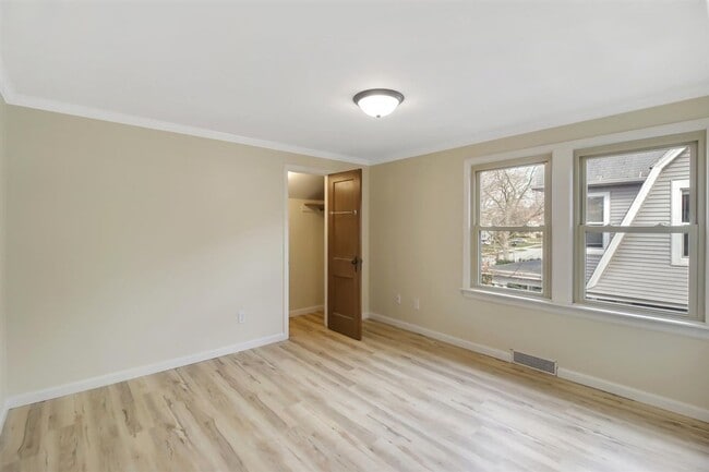 Building Photo - 5 bed, 3 bath updated home on Campus -  AVAILABLE AUGUST 2026