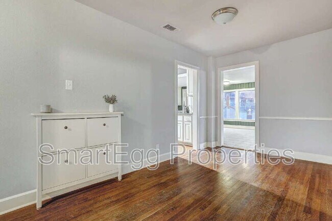 Building Photo - 1309 E 13th St