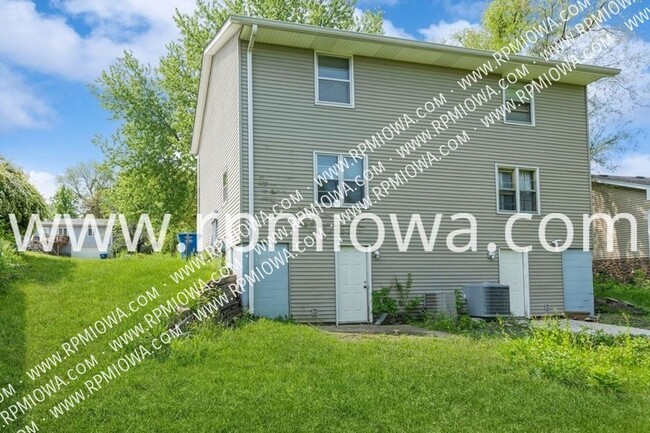 Building Photo - DUPLEX IN DES MOINES! 2 Bedroom, 1.5 Bathr...