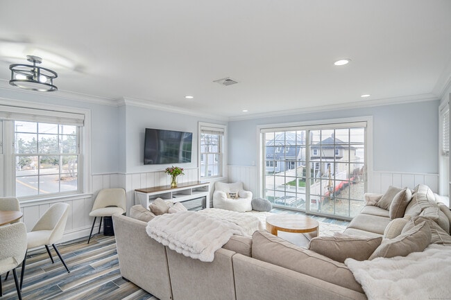 Building Photo - 1140 Fairfield Beach Rd