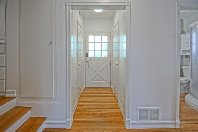 Building Photo - BEAUTIFULLY REMODELED, BRIGHT & AIRY HILLS...