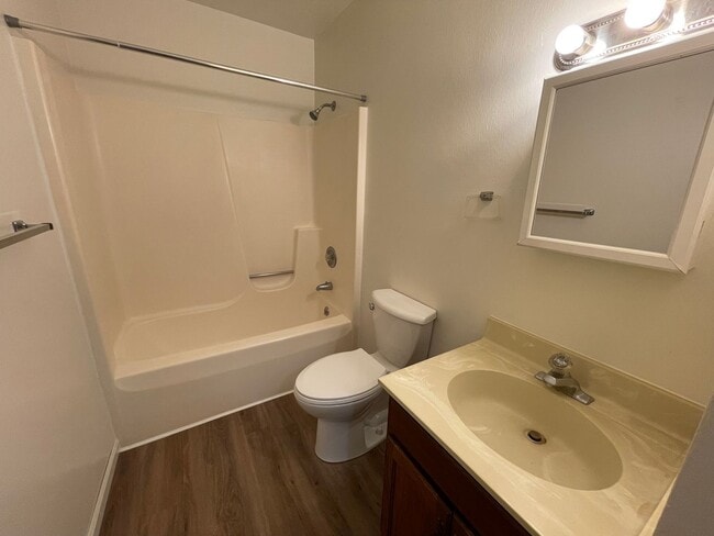 Building Photo - 521-F S Silverwood Lane