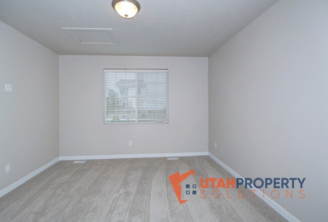 Building Photo - 5002 Evergreen Ln