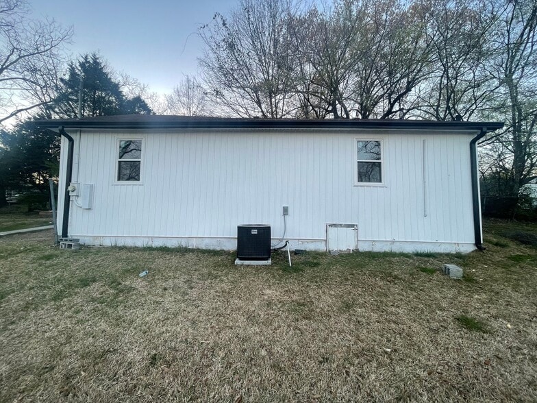 Building Photo - 609 Ledford St