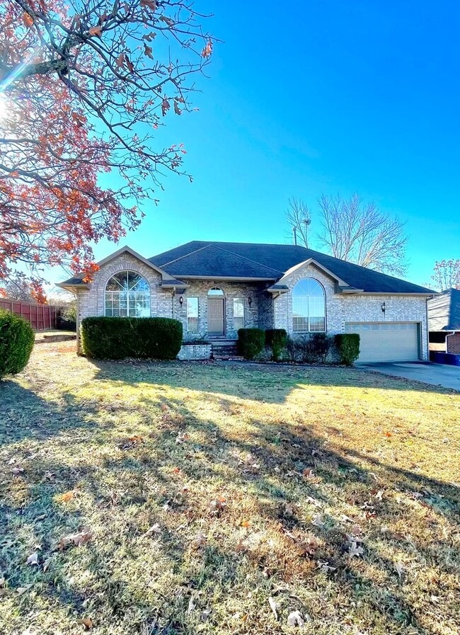 Primary Photo - Well-maintained 3-bedroom, 2-bath home in ...
