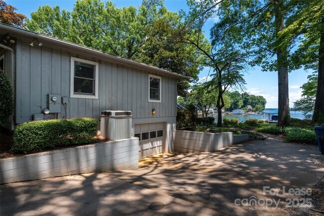 Building Photo - 5006 Kiser Island Rd