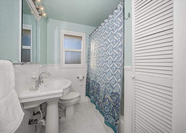 Building Photo - 5629 N Moore St