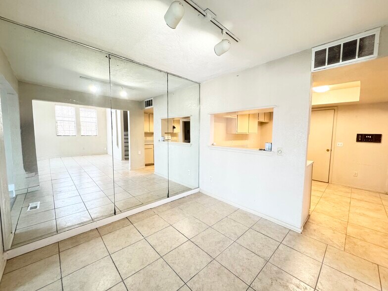 Building Photo - 401 NE 115th St