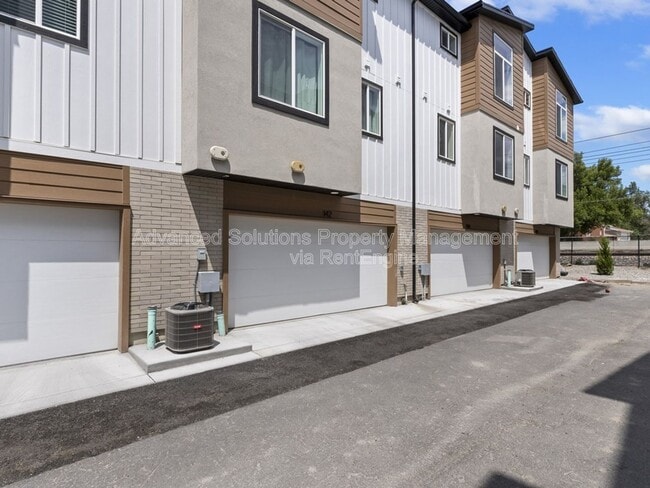 Building Photo - 142 Amboise Ct