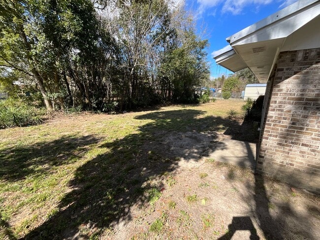 Building Photo - Spacious Brick 3/1 in Marianna in Quiet Cul-de-Sac