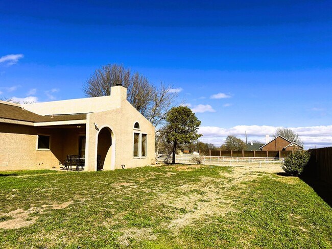 Building Photo - ** Spacious Retreat in Terra Estates II **