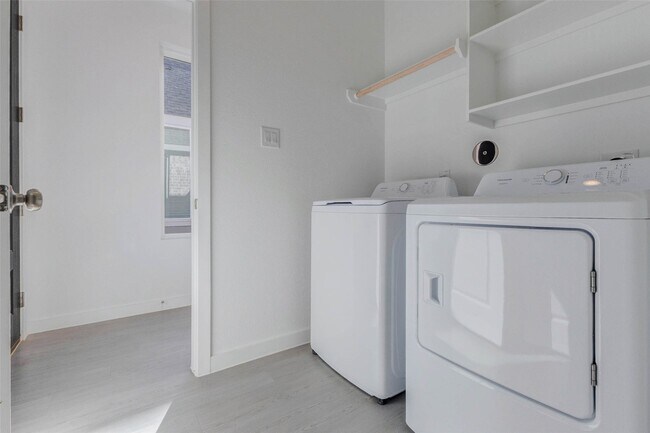 Building Photo - 5819 Majestic Sky Dr