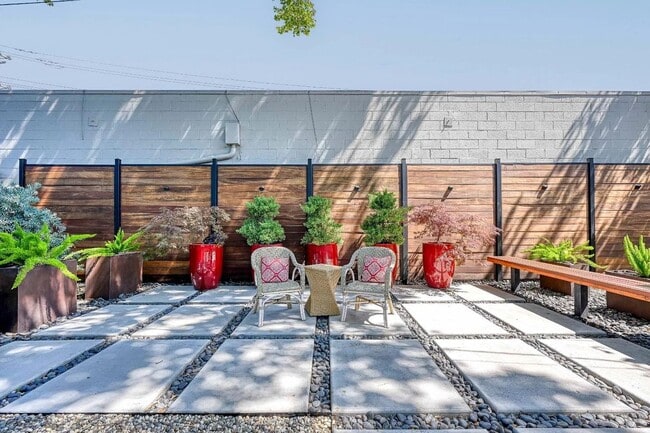 Building Photo - Beautiful vintage home