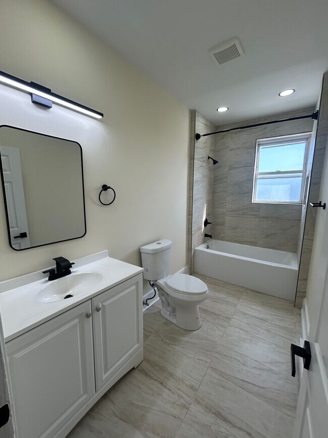 Building Photo - 423 Righter St