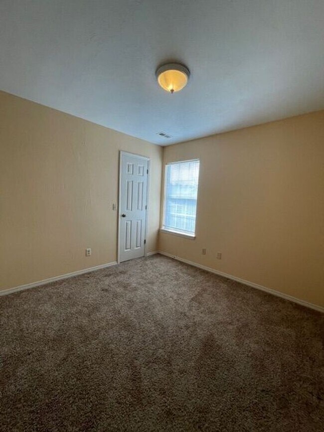 Building Photo - 4 Bedroom Home in SE Springfield!