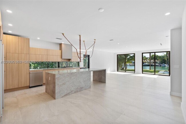 Building Photo - 550 S Shore Dr