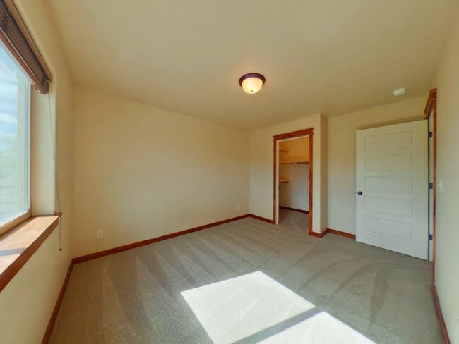 Building Photo - PET FRIENDLY! Beautiful 3 bedroom 2 1/4 bath townhouse in 4 Corners! Fenced backyard!