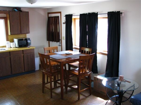 Building Photo - 2 br, 1 bath 4plex - 850 Houseman Upper