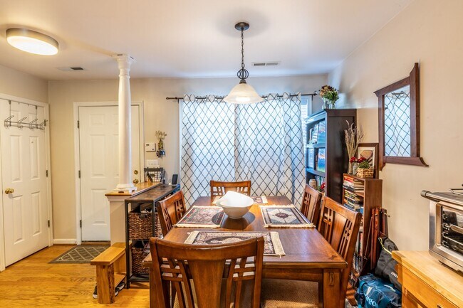 Building Photo - 1463 Glenside Green - River Run Townhome!