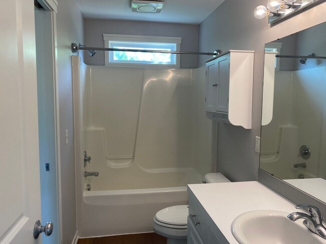 Building Photo - Spacious 5-Bedroom Home on Quiet Cul-de-Sac – Northeast Grand Rapids – Pet Friendly!