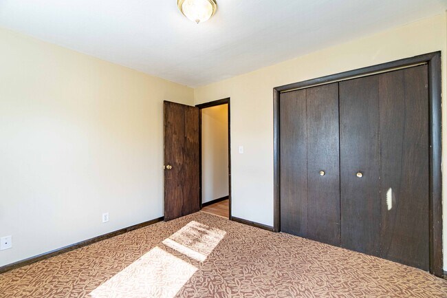 Building Photo - 1515 Golfview
