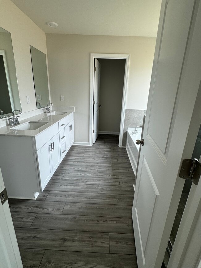 Building Photo - 15 Warwick Ct