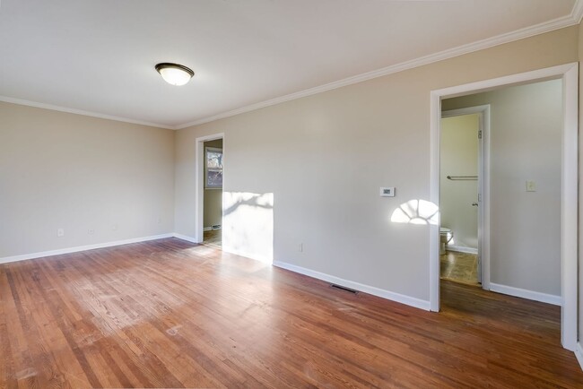 Building Photo - 2 Bed, 1 Bath Ready for Rent!