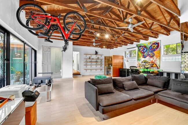 Building Photo - 2910 N Flagler Dr