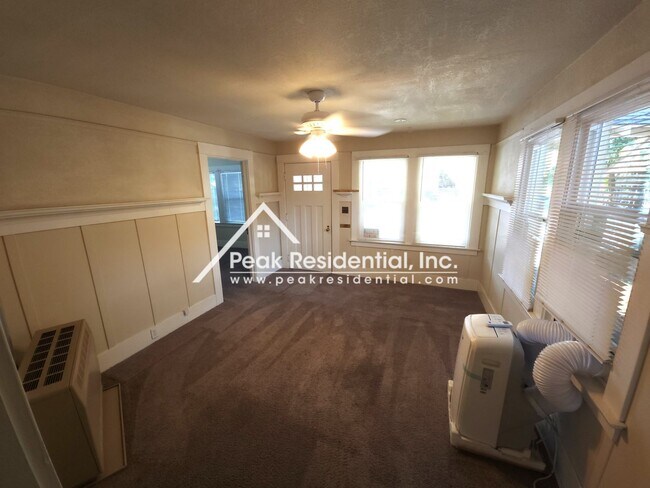 Building Photo - Cute 2 bd/1 ba Roseville House