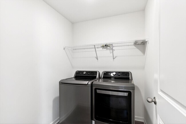 Building Photo - Charming 3BR End-Unit Townhome in Wake Forest!