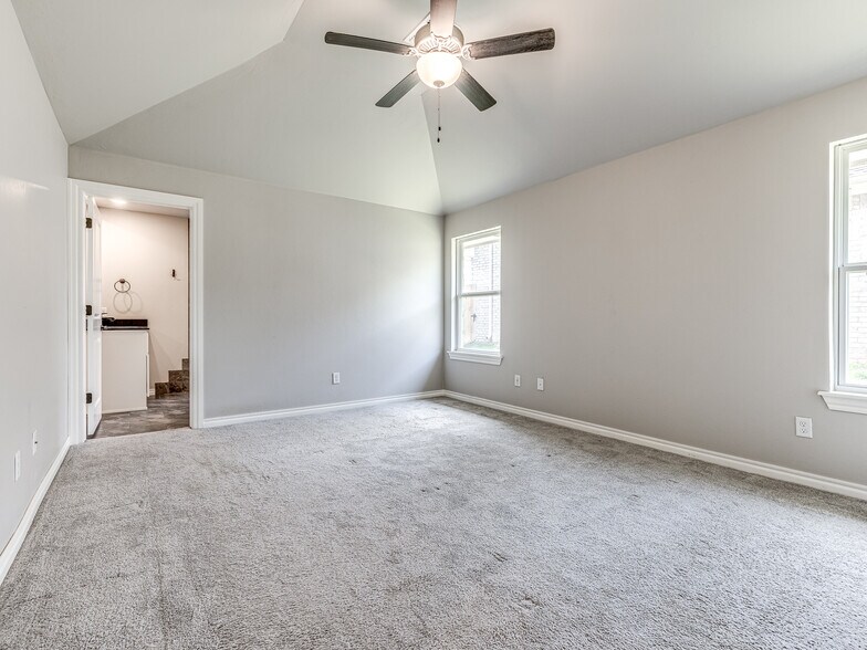 Building Photo - 3716 Pettit Blvd