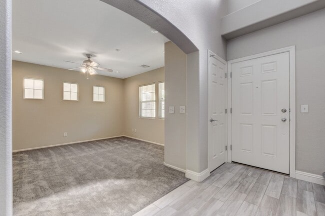 Building Photo - Beautiful 2 Story, 3 Bedroom Home Northwest!