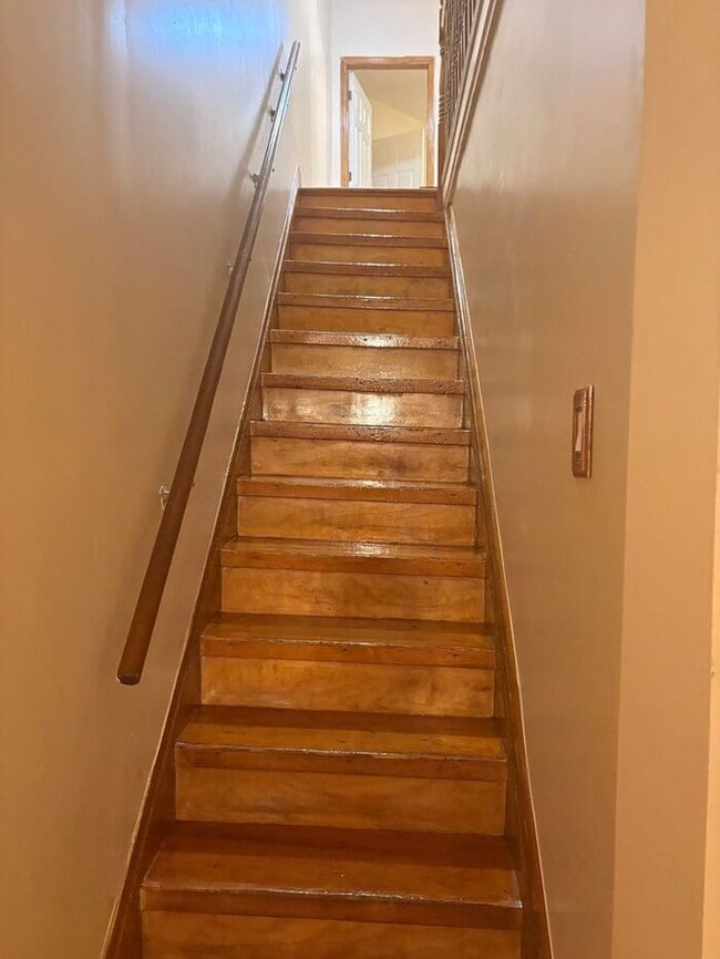 Building Photo - 5BR/1.5BA Row Home with Backyard and Laundry Hookups