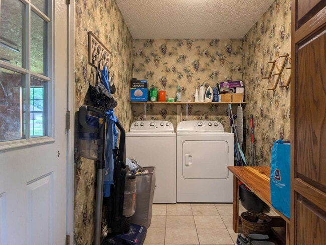 Building Photo - "Charming 3-Bedroom Retreat with 2 Full Baths in Tranquil Martin, TN"