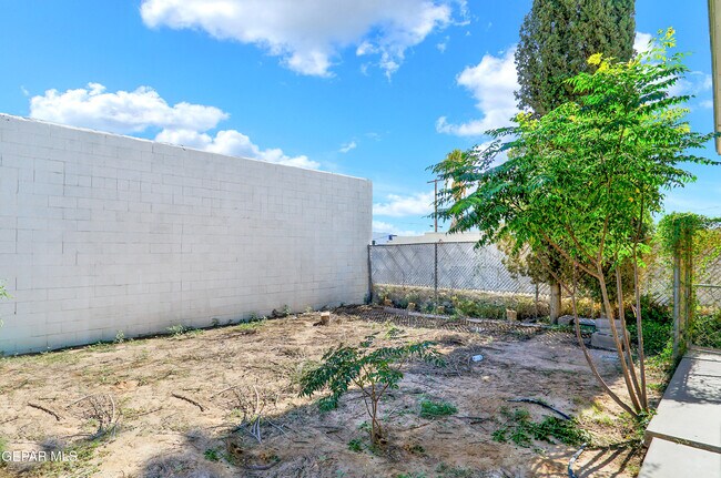 Building Photo - 4324 La Luz Ave
