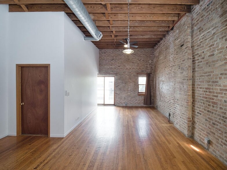 Building Photo - 2849 W Belmont Ave