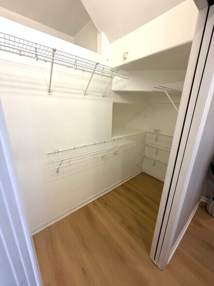 Building Photo - 5638 W Lawrence Ave