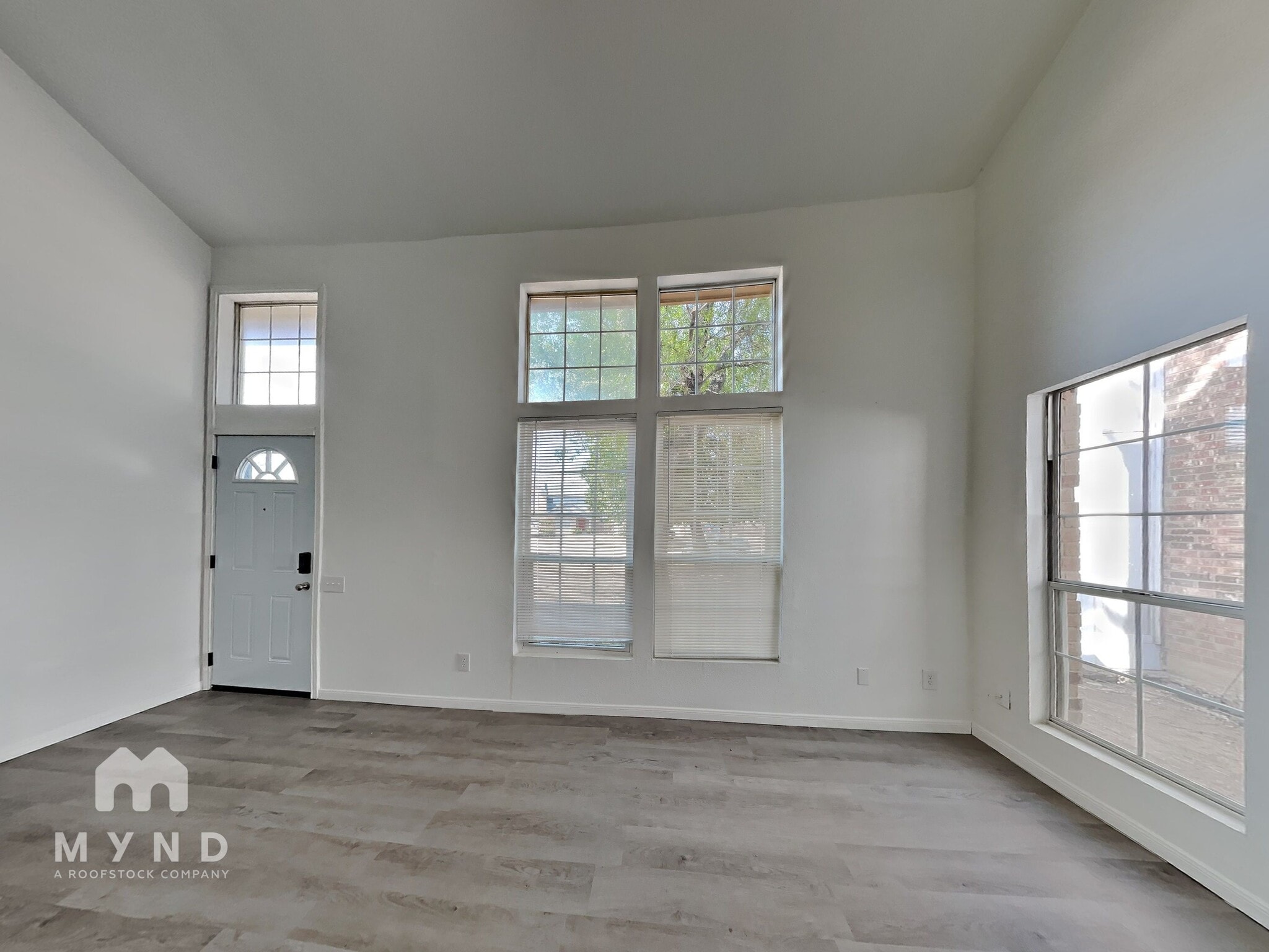 Building Photo - 1616 Beach Ln