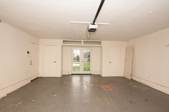 Building Photo - Charming Three Bedroom 2 Bath Home with Spacious Backyard for Entertaining!