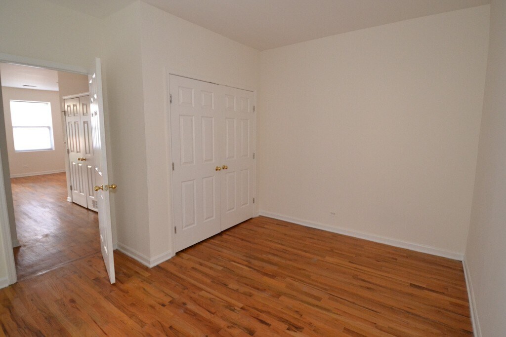 Building Photo - 922 W Dakin St