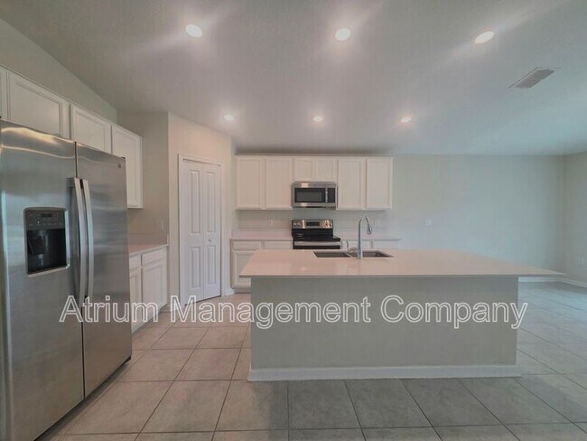 Building Photo - 327 Macarthur St