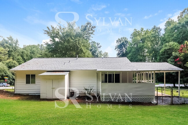 Building Photo - Enjoy the good life in this 3 BR, 2 BA ran...