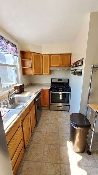 Kitchen - 9ft2in from wall to stove - 11 Riverside Avenue