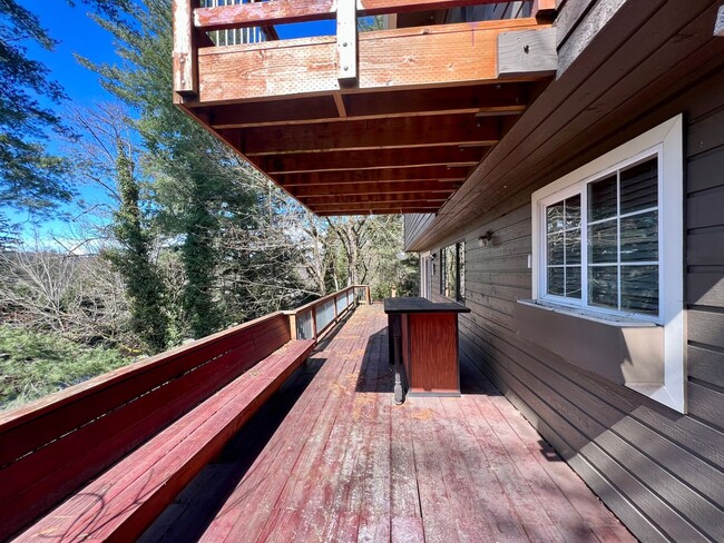 Building Photo - Charming and Spacious Home in a Convenient Gresham Location!