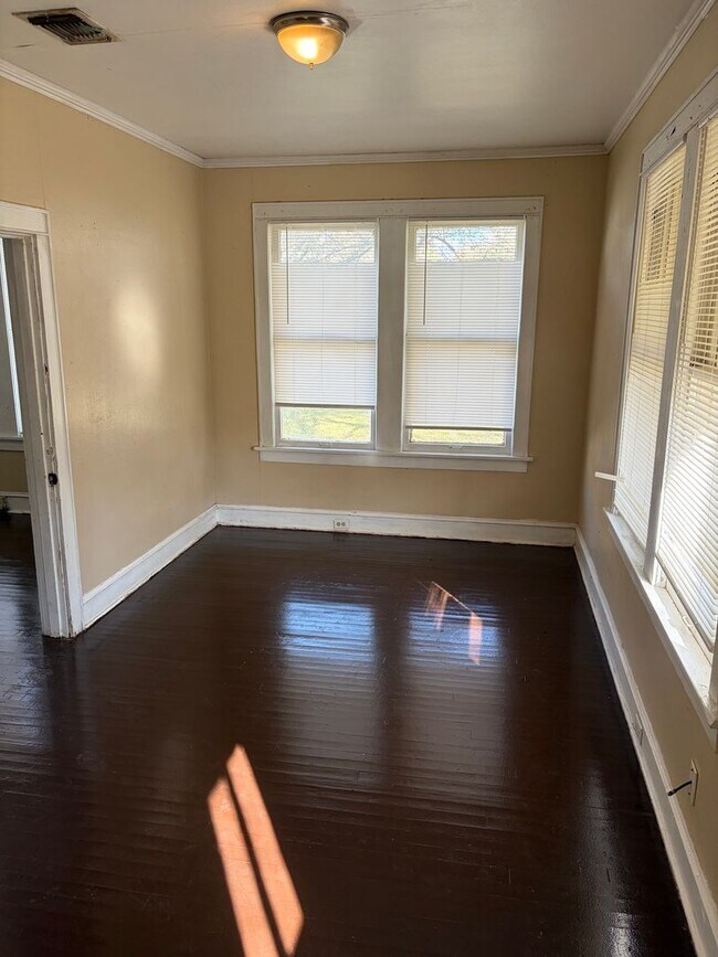 Building Photo - Cute 3 Bedroom Home Off Youree