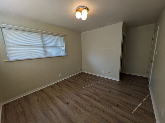 Building Photo - 660 Enfield Ln