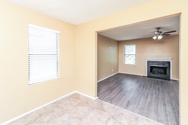 Building Photo - 5438 Farmview Close