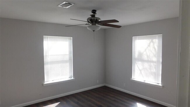 Building Photo - 2206 Silverbonnet St