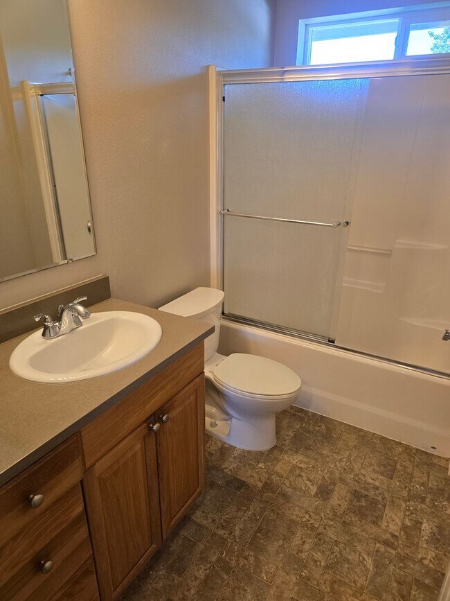 Building Photo - Beautiful 3 Bedroom Off Gilham