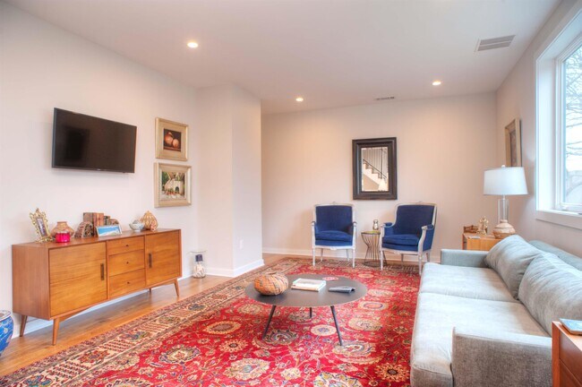 Building Photo - 2121 Jefferson Ave